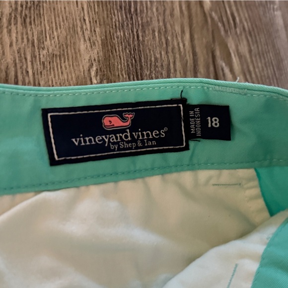 Vineyard Vines Men’s Short - Size 18 - Picture 3 of 3